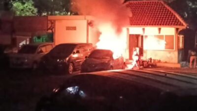 Anarkis di Semarang Meluas, Massa Bakar Mobil di Depan Kompleks Kantor Gubernur Jateng