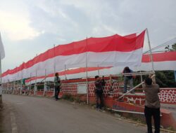Kuli Bangunan Bentangkan Bendera Merah Putih Terpanjang di Cianjur