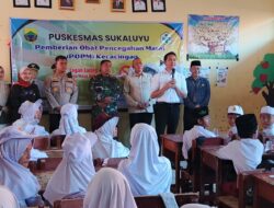 Bupati Cianjur Bagikan Obat Cacing ke Siswa SDN Mekarjaya Sukaluyu