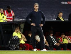 Van Persie Balas José Mourinho: Kami Tak Akan Lari dari Neraka