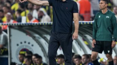 Robin van Persie Dikritik Ronald Koeman soal Pencopotan Ban Kapten Quinten Timber