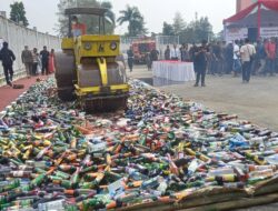 Belasan Ribu Botol Miras dan Rokok Ilegal Dimusnahkan di Pakansari