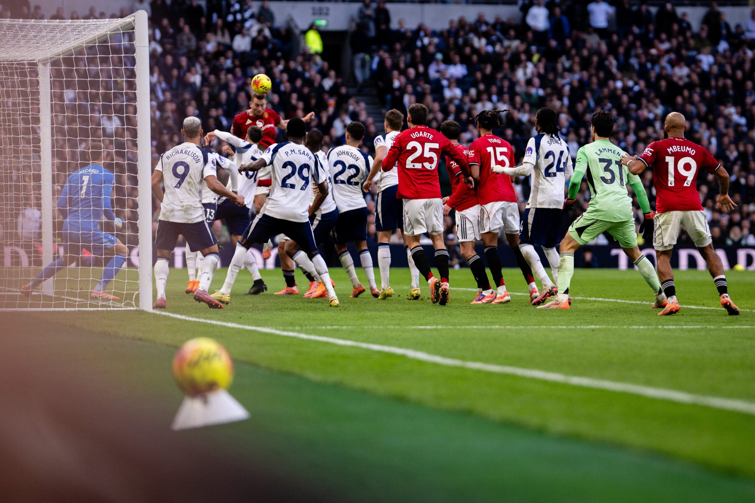 Hasil Premier League 2025/2026 | Tottenham 2-2 Manchester United: Sundulan De Ligt Selamatkan Poin