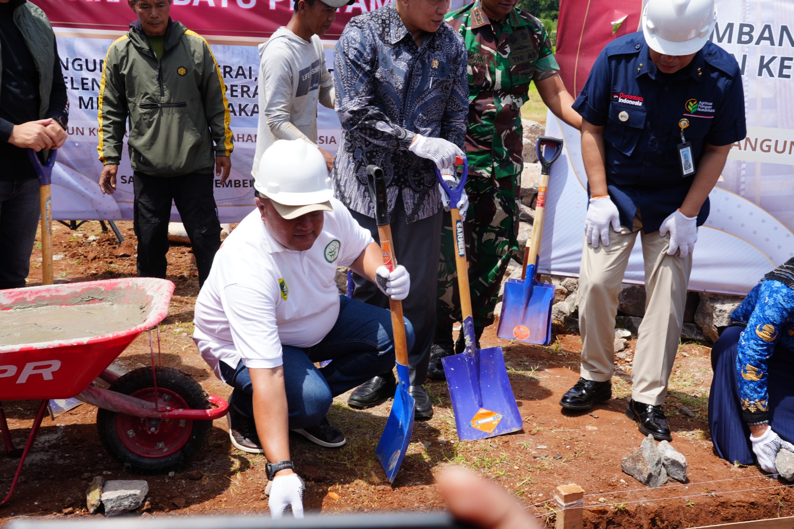Pakansari Jadi Percontohan Nasional, Menteri Koperasi Lakukan Peletakan Batu Pertama Pembangunan KDKMP-KKMP