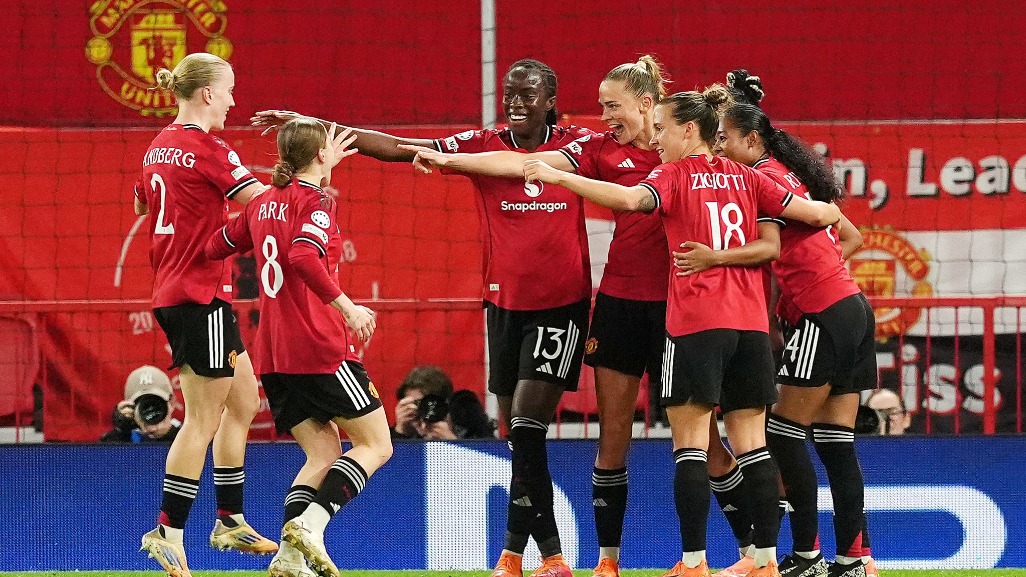 Malard dan Rolfö Antar United Taklukkan PSG Féminine 2-1 di Old Trafford