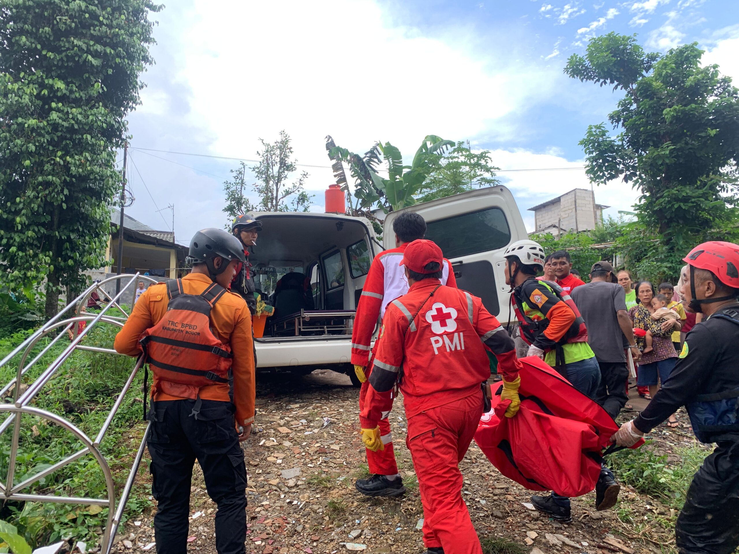 BPBD Kabupaten Bogor dan Tim SAR Menemukan Bocah Hanyut di Kali Jantung Depok