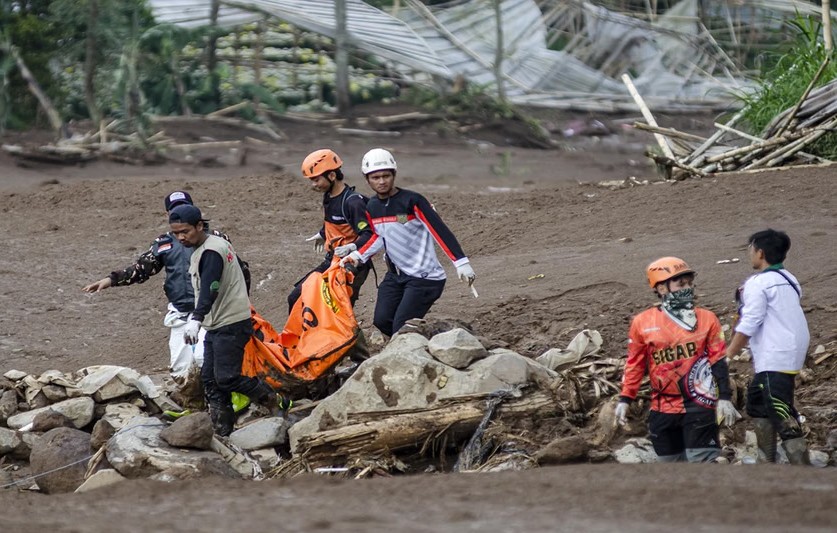 Tim SAR Evakuasi 38 Korban Longsor Cisarua, Proses Identifikasi Dilanjutkan