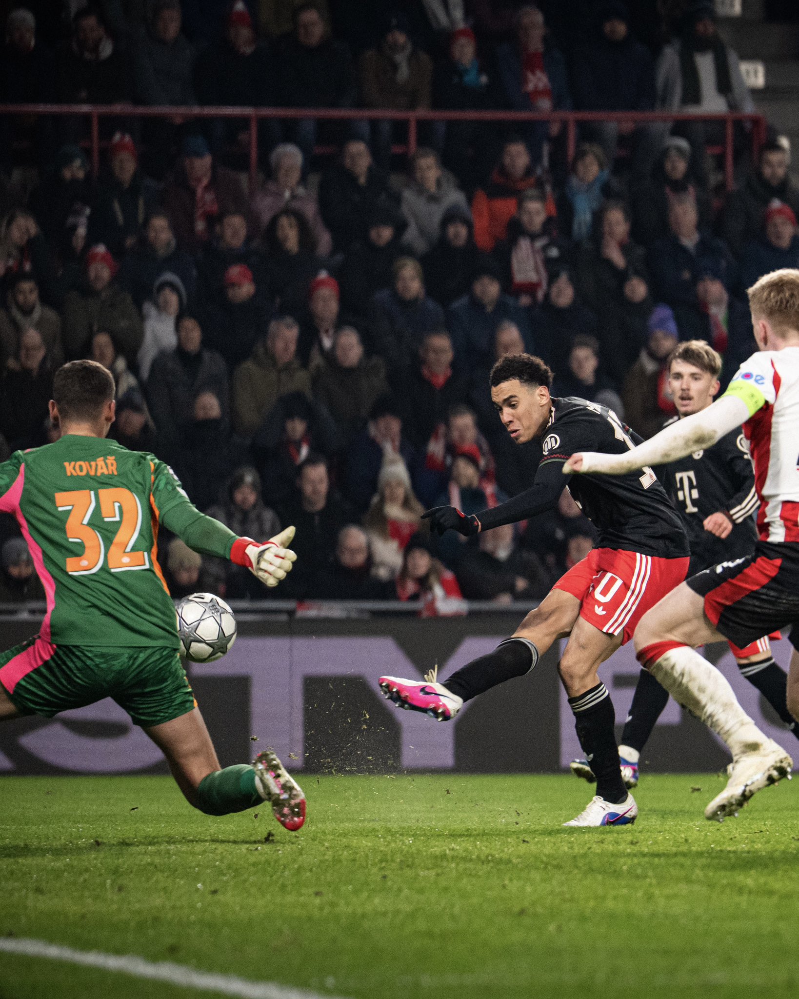 Kompany Puji Peran Veteran Saat Bayern München Kalahkan PSV Eindhoven 2-1