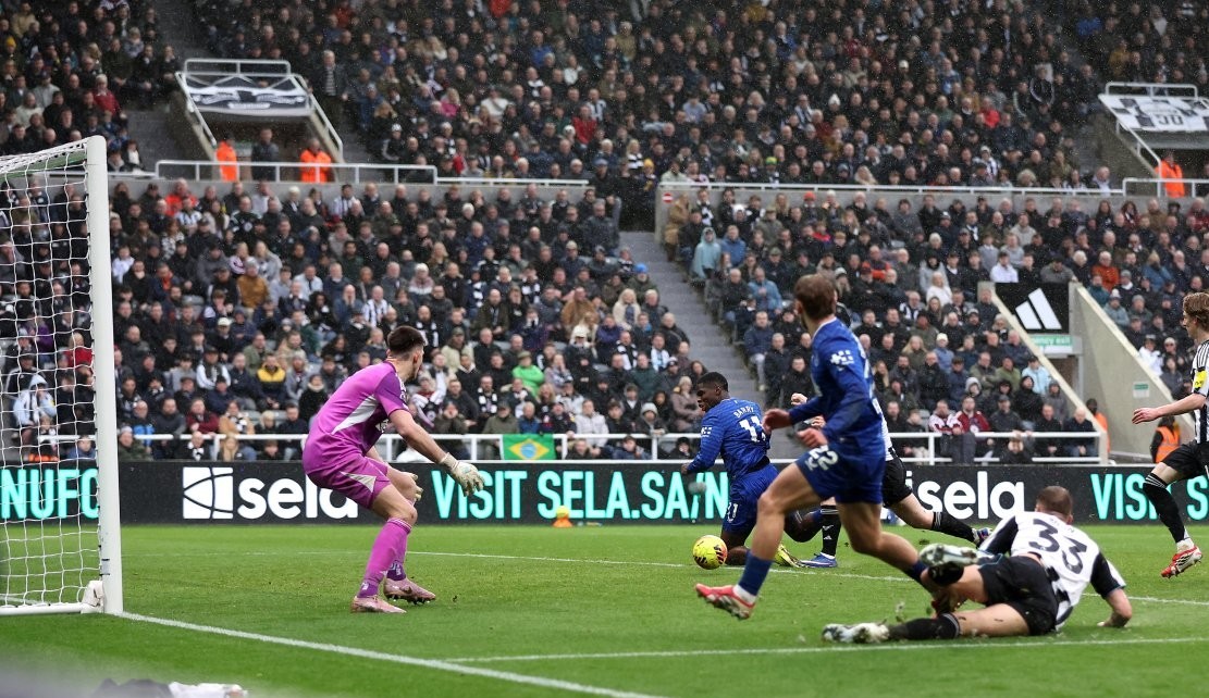 Hasil Newcastle United vs Everton 2-3: Gol Telat Barry Hidupkan Asa Eropa The Toffees