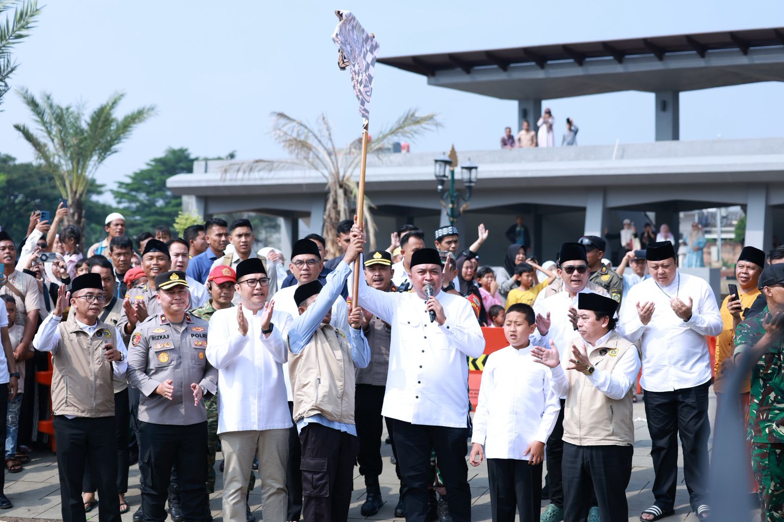 Perdana, Pemkab Bogor Berangkatkan Jamaah Haji dari Masjid Raya Nurul Wathon