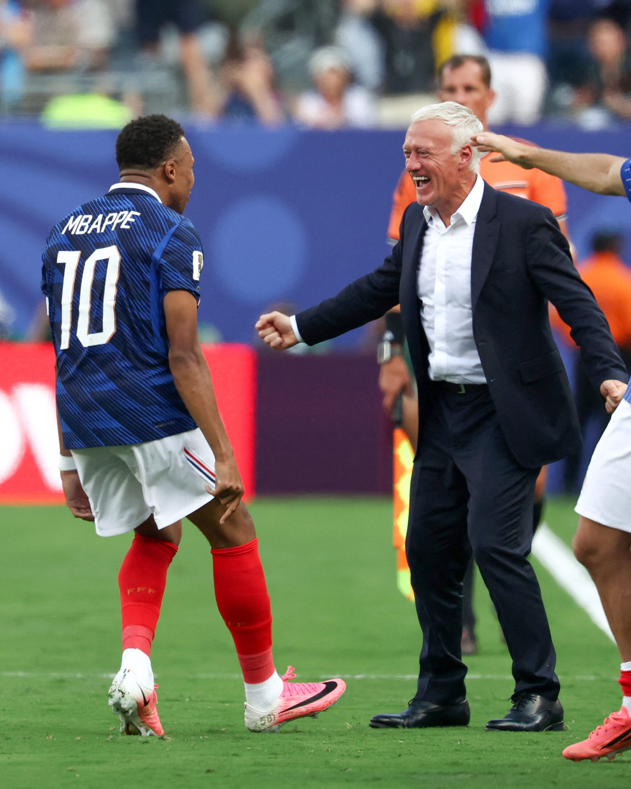 Deschamps Membungkuk untuk Mbappé, Gestur Hormat yang Jadi Sorotan usai Prancis Gilas Swedia